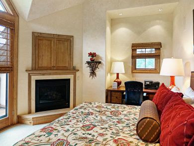 Luxury Ski Townhome Just a Short Walk to Ski Lifts.
